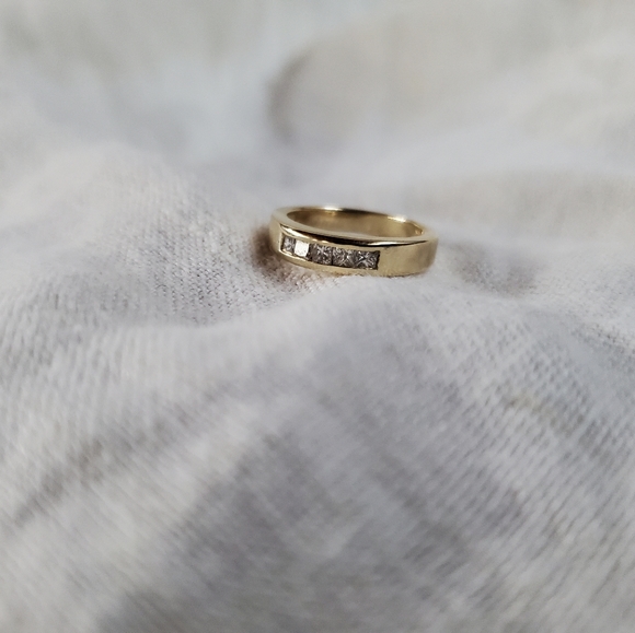 14k yellow gold band with diamonds - Picture 4 of 5